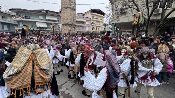 Φωτογραφία Ξεκίνησε το μοναδικό δρώμενο της Νάουσας «Γενίτσαροι και Μπούλες»  ή «Μπούλες»